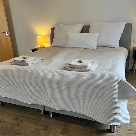 Rosis Geraeumige Citywohnung Im Herzen Schorndorfs - Ideal Fuer Gruppen Und Familen *