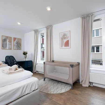 Rosis Geraeumige Citywohnung Im Herzen Schorndorfs - Ideal Fuer Gruppen Und Familen